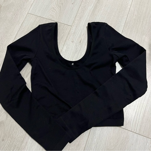 DYNAMITE long sleeve crop top - Picture 2 of 3